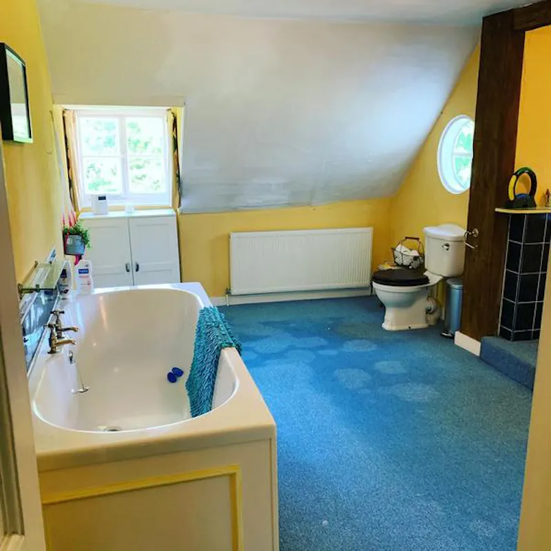 Bathroom at Georgian farmhouse in Egerton, A1520 (photo 21)