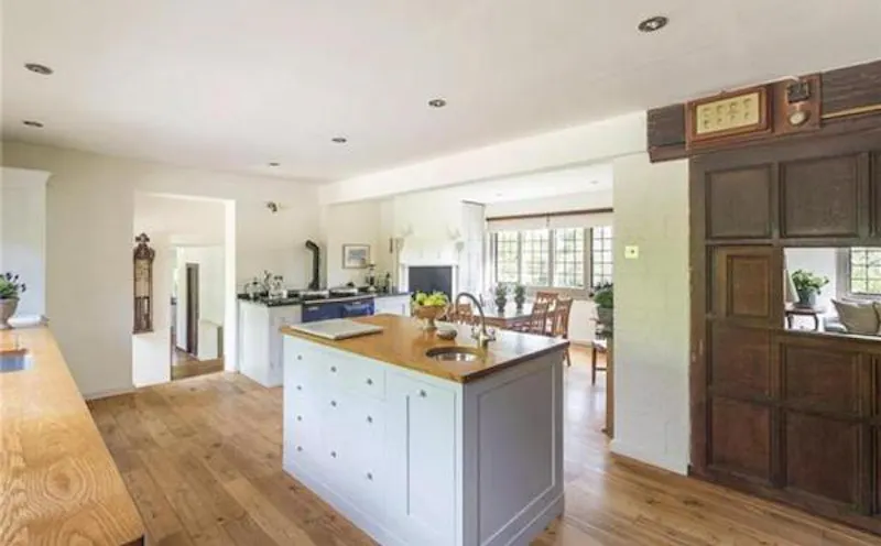 Kitchen at Arts & Crafts  Hitchin house, M332 (photo 7)