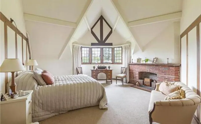 Bedroom at Arts & Crafts  Hitchin house, M332 (photo 8)