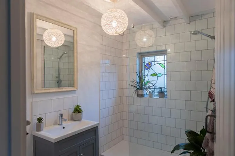 Bathroom at Hartfield barn conversion, L708 (photo 11)