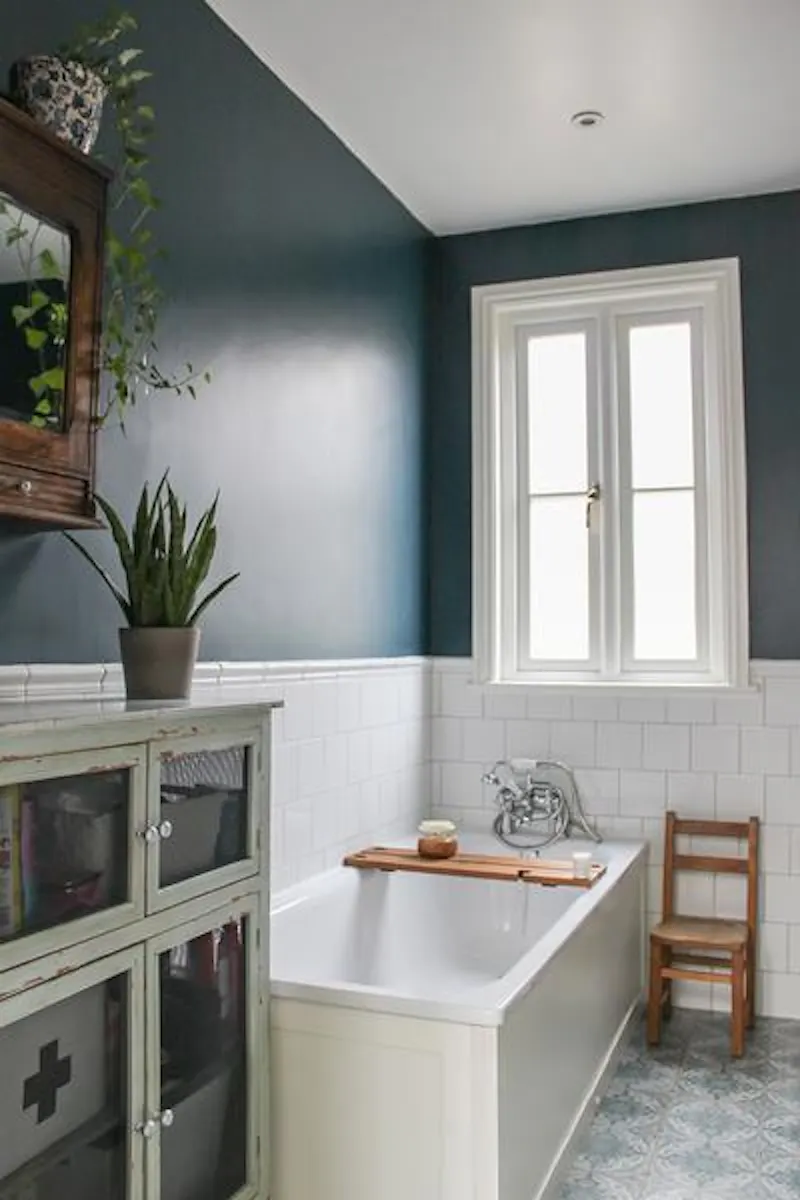 Bathroom at Pretty Surbiton house, E474 (photo 17)