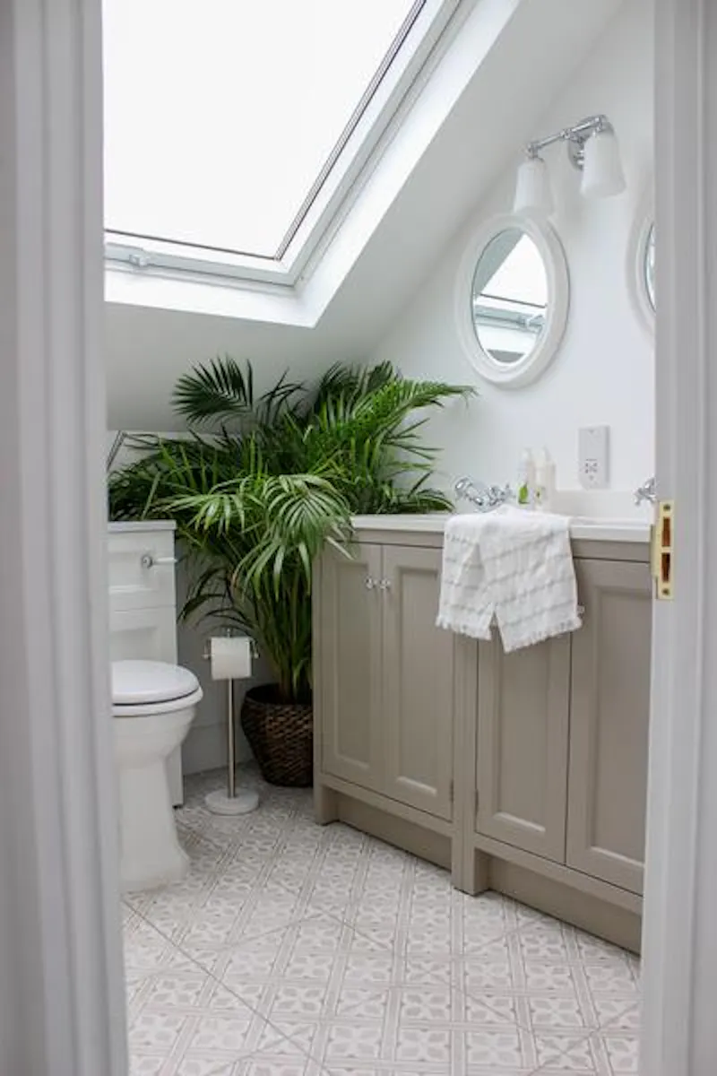 Bathroom at Pretty Surbiton house, E474 (photo 31)