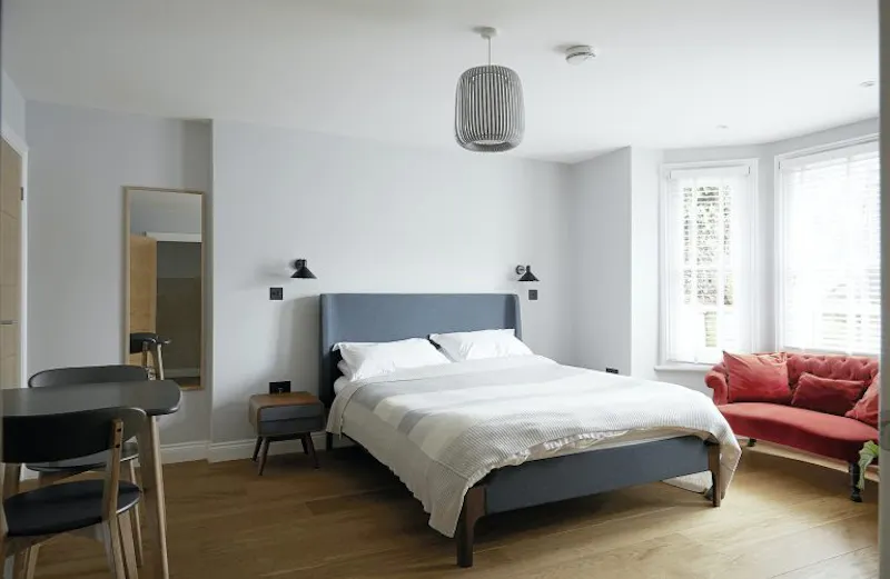 Bedroom at Architectural Twickenham house, K442 (photo 26)