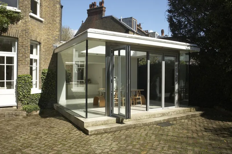White-on-white Herne Hill house, B139 (photo 33)