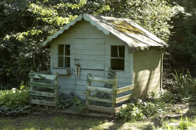 Shed at White-on-white Herne Hill house, B139 (photo 35)