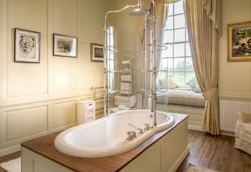 Bath at Queen Anne estate in Northampton, G311 (photo 12)