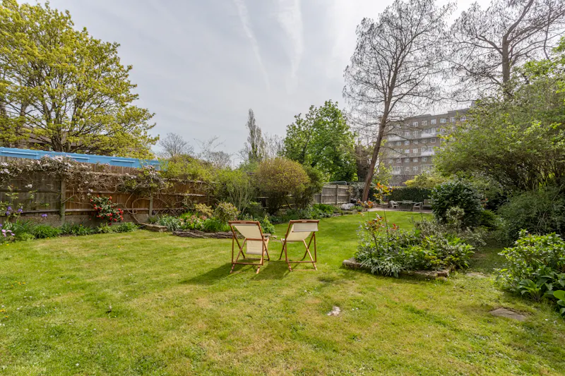 Garden at Stylish Brondesbury apartment, F1058 (photo 31)