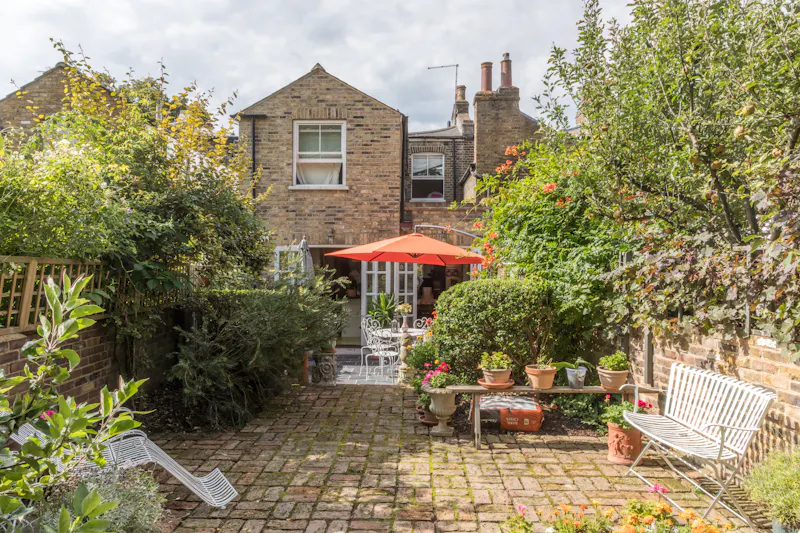 Garden at Vibrant Victorian home in Oval, B1888 (photo 16)