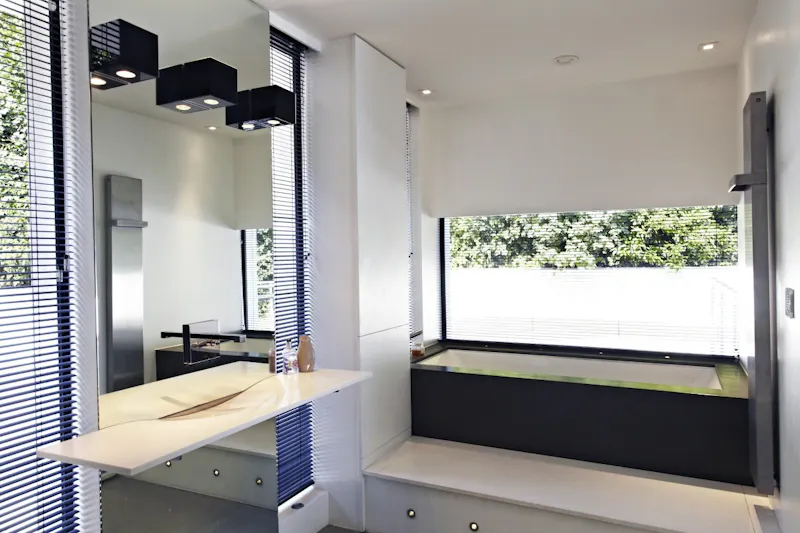 Bathroom at Edenbridge LA-style house, K374 (photo 15)
