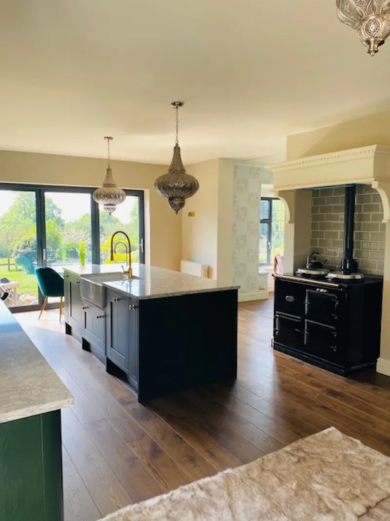 Kitchen island at Buxted country house, M337 (photo 3)