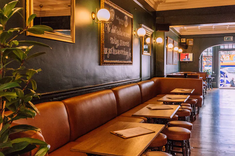 Willesden gastro pub, R839 (photo 6)