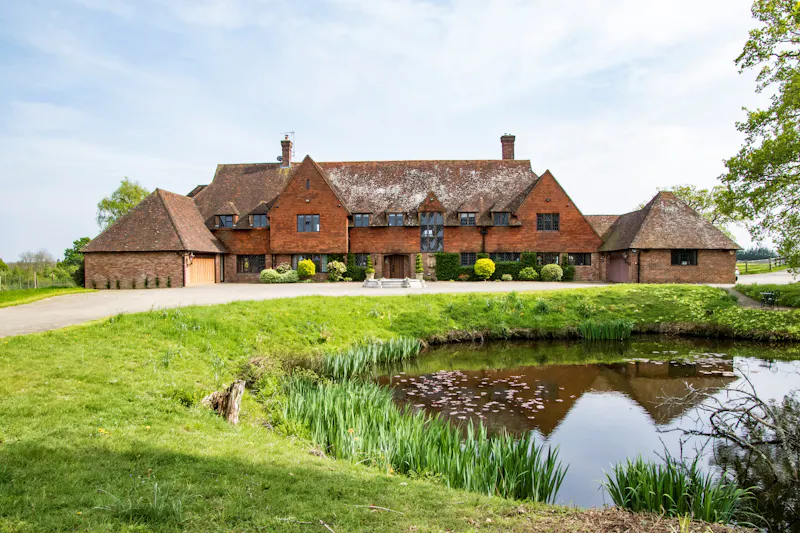 Extensive Uckfield manor house , M338 (photo 1)