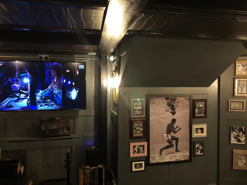 Vauxhall boxing gym & bar, Q145 (photo 10)