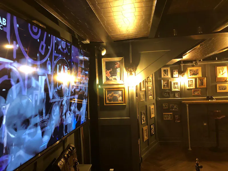 Vauxhall boxing gym & bar, Q145 (photo 11)