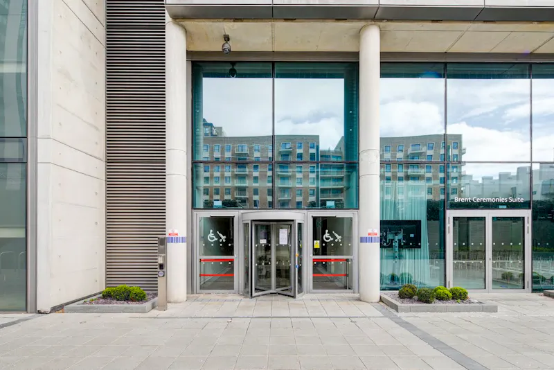 Modern Wembley civic offices, V164 (photo 2)