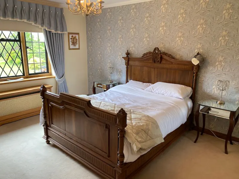 Extensive Uckfield manor house , M338 (photo 13)