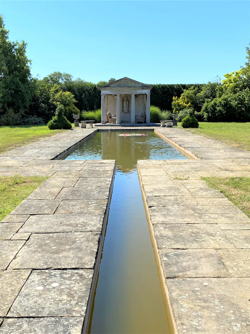Pond at Extensive Uckfield manor house , M338 (photo 18)