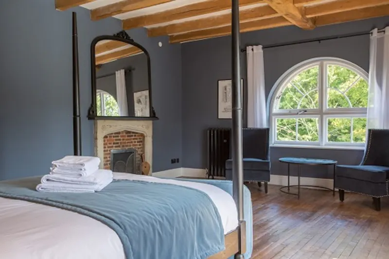 Bedroom at Cranbrook manor and museum, A31 (photo 5)