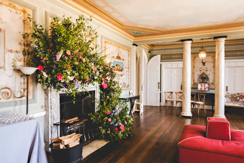 Drawing room at Palladian stately in Winchester, A151 (photo 11)