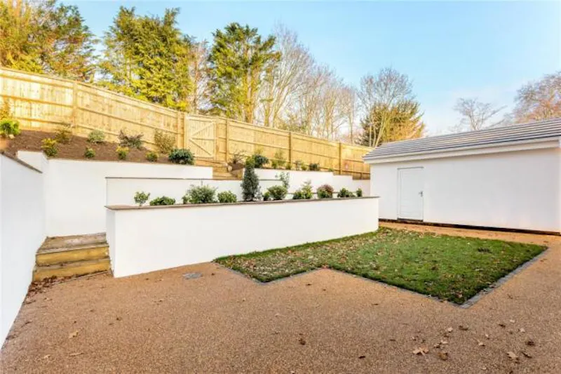 Garden at Marlow new-build family house, D2466 (photo 11)