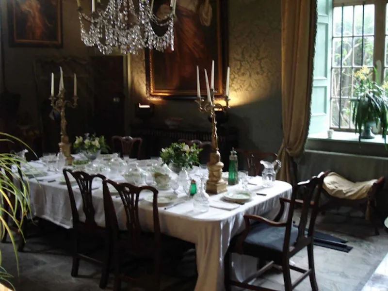 Dining room at North Wales Jacobean mansion, W100 (photo 9)