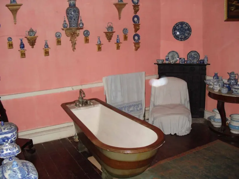 Bathroom at North Wales Jacobean mansion, W100 (photo 20)