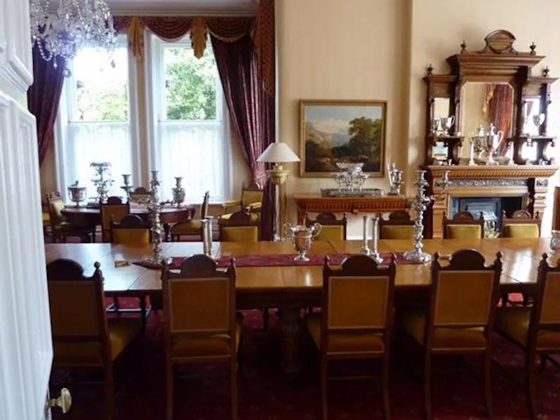 Drawing room at Film location W116 in Wales (photo 10)