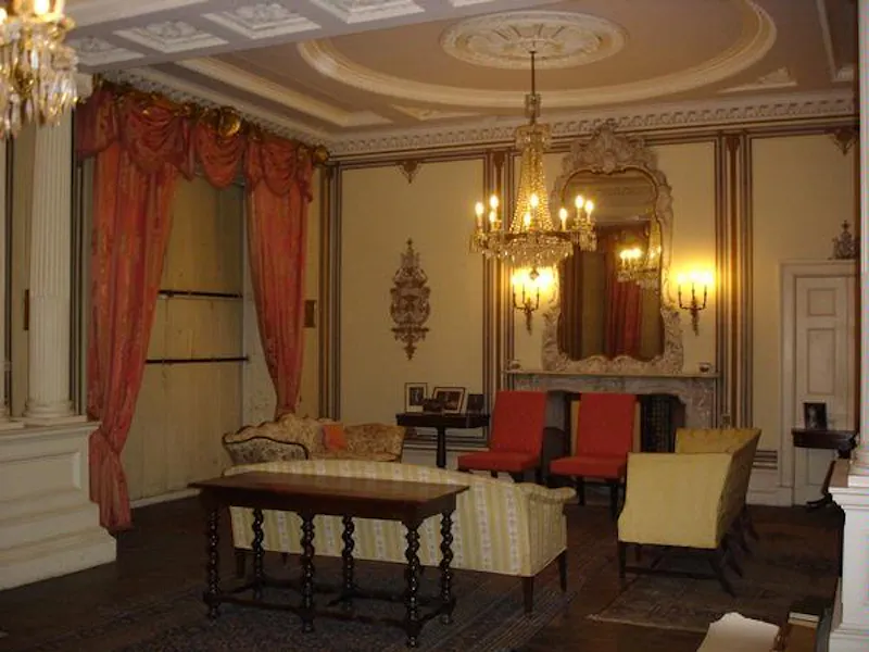 Drawing room at Film location W131 in Wales (photo 8)