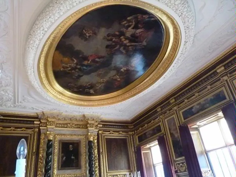 Dining room at Film location W138 in Wales (photo 23)