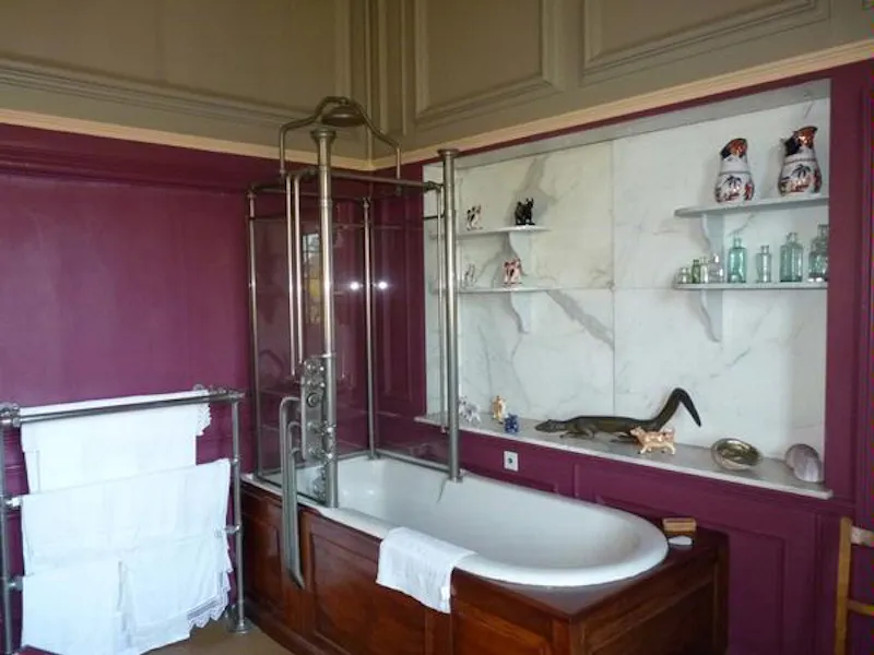 Bathroom at Film location W138 in Wales (photo 24)