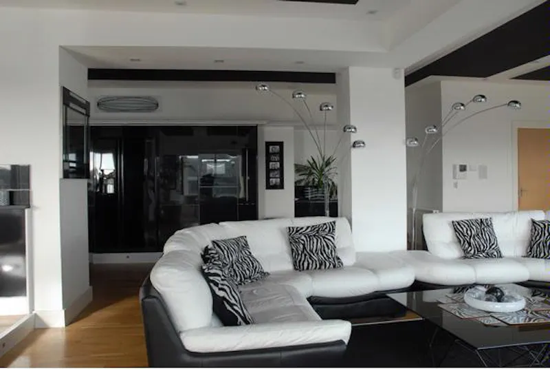 Living Room at Film location W204 in Wales (photo 2)