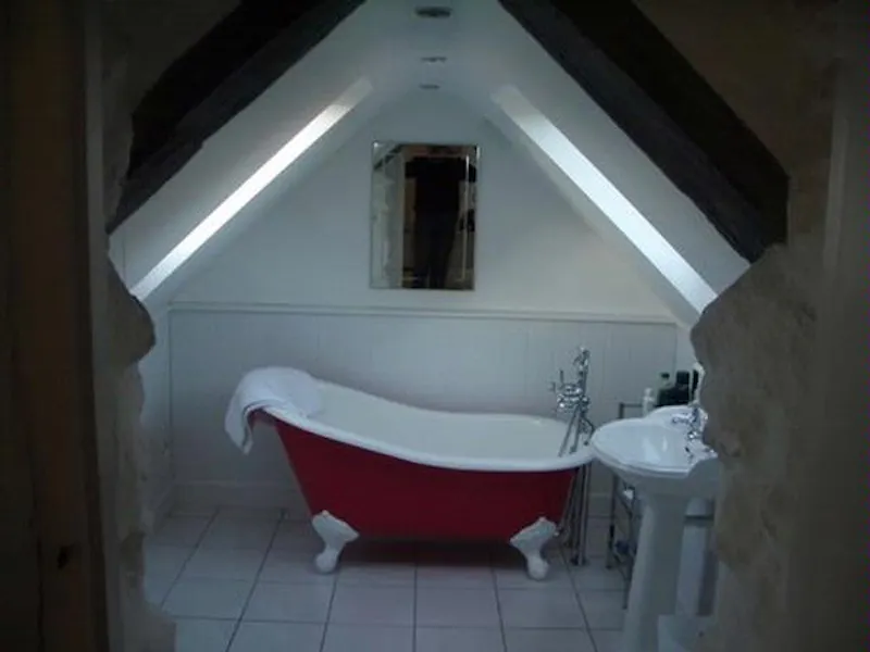Bathroom at Film location W205 in Wales (photo 10)