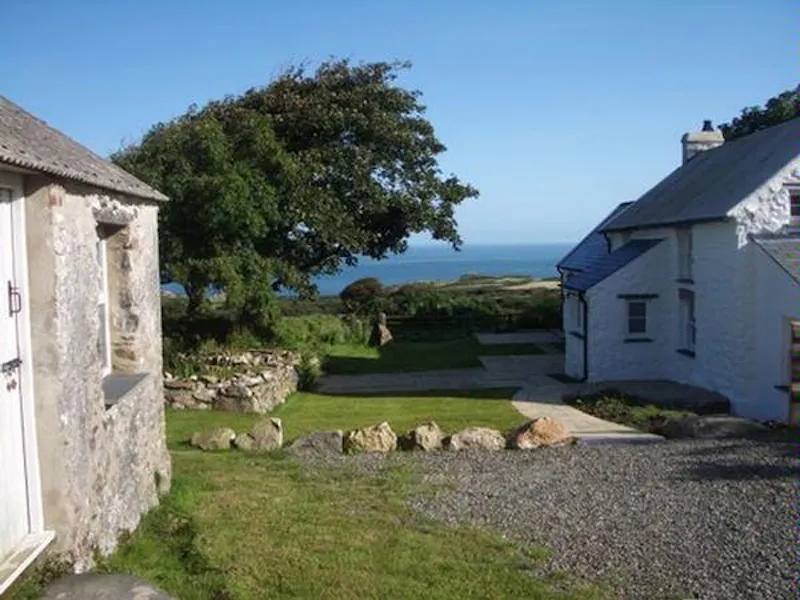 Garden at Film location W205 in Wales (photo 11)