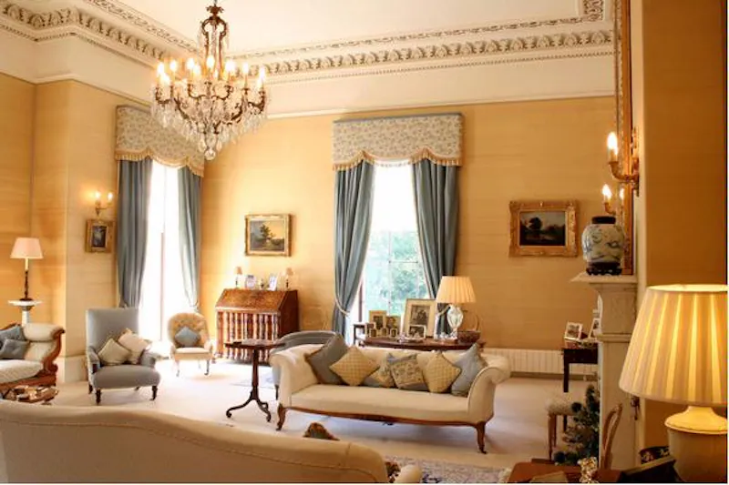 Drawing room at Film location W207 in Wales (photo 10)