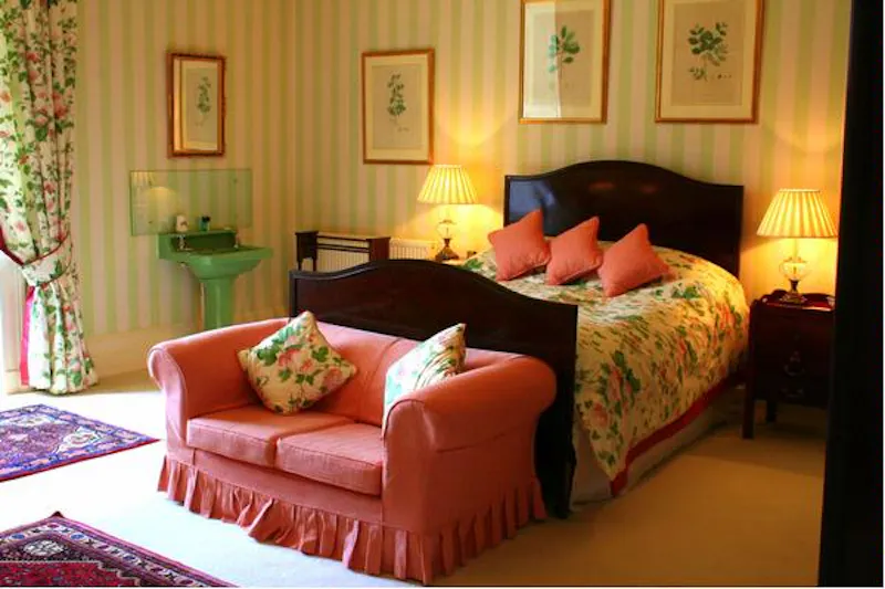 Bedroom at Film location W207 in Wales (photo 33)