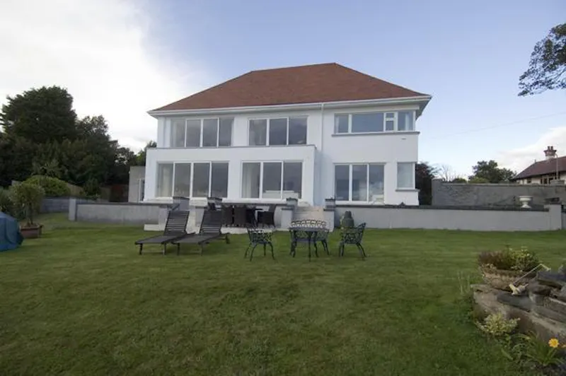 Luxurious Langland villa, W209 (photo 1)