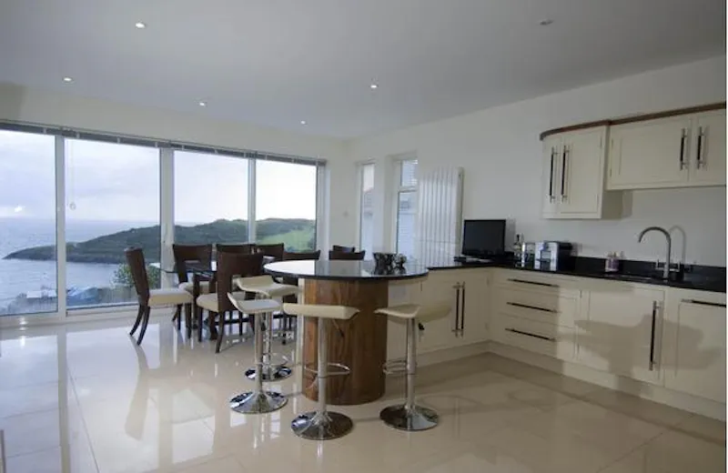 Luxurious Langland villa, W209 (photo 11)