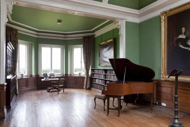 Piano at Film location W211 in Wales (photo 14)
