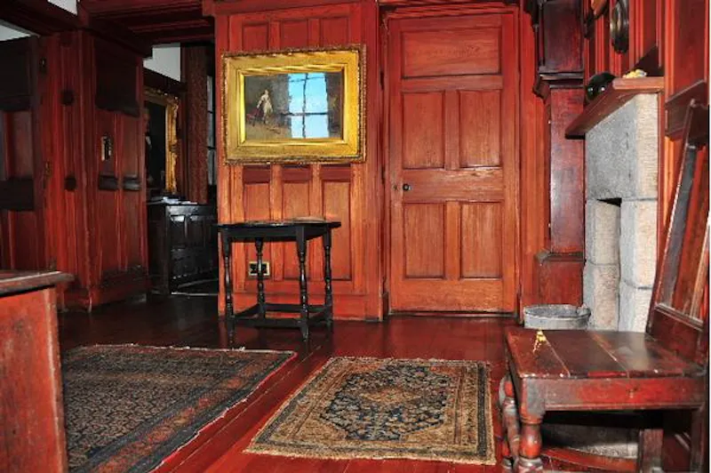 Entrance hall at Film location W216 in Wales (photo 2)