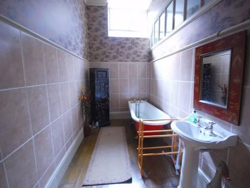 Bathroom at Film location G288 in Wales (photo 15)