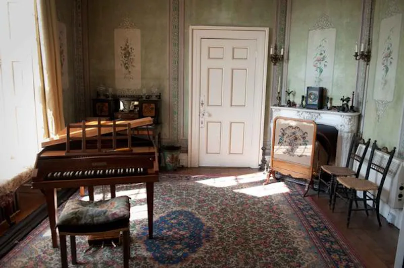 Piano at Film location G291 in Wales (photo 13)