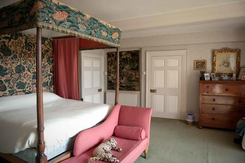 Bedroom at Film location G291 in Wales (photo 16)