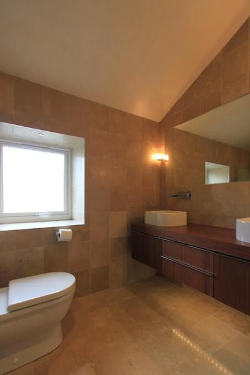 Bathroom at Film location D2247 in Wales (photo 15)