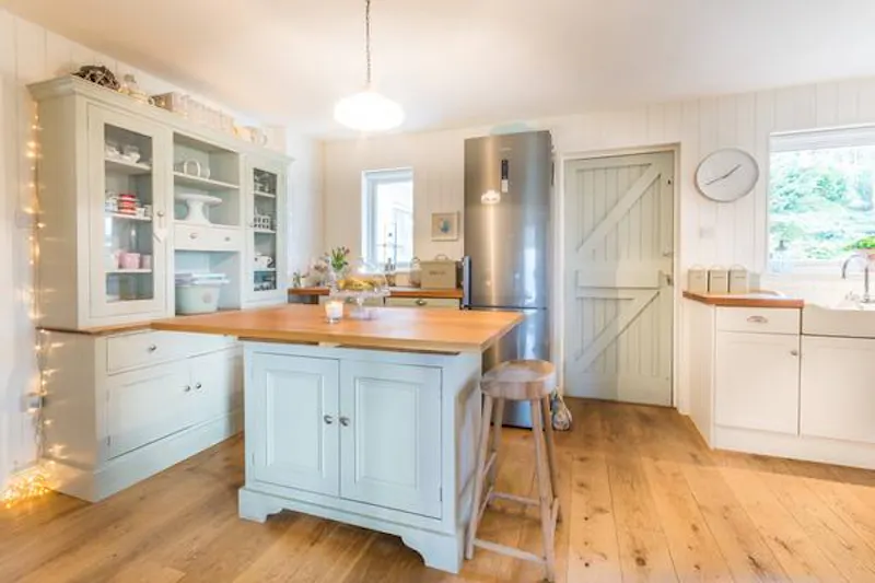 Kitchen at Film location C895 in Wales (photo 26)