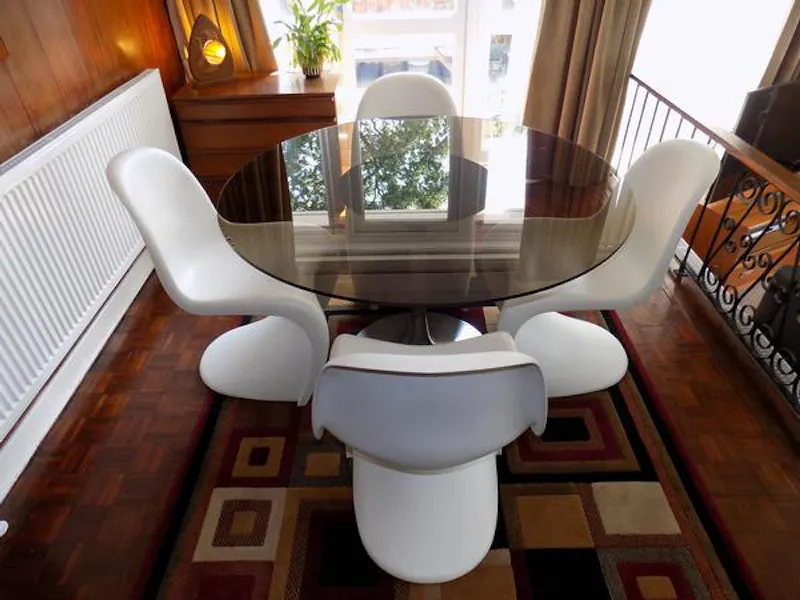 Dining room at American suburbia in Wales, D2415 (photo 2)