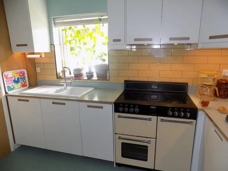 Kitchen at American suburbia in Wales, D2415 (photo 9)