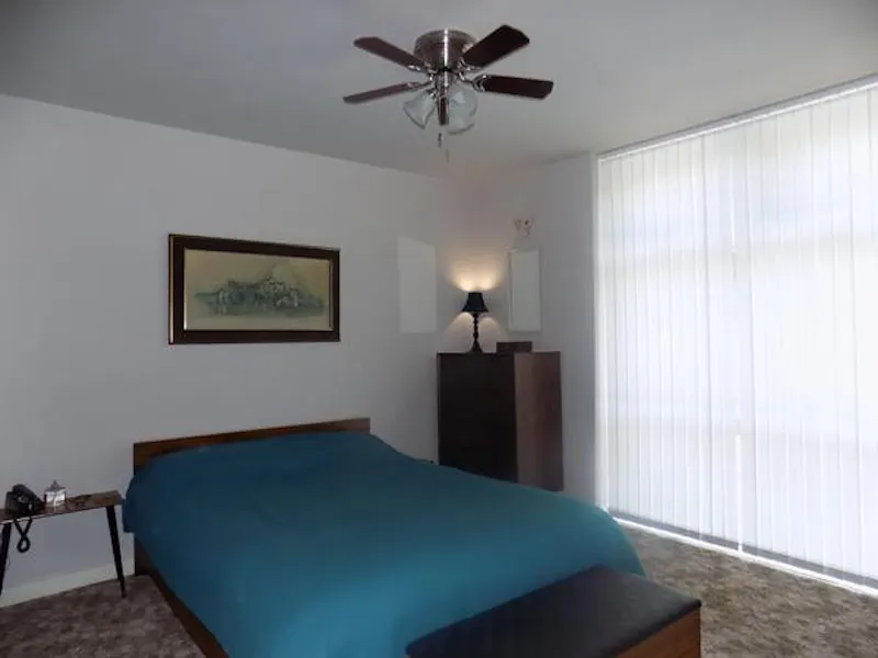 Bedroom at American suburbia in Wales, D2415 (photo 12)