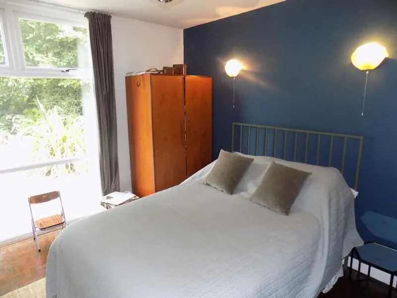Bedroom at American suburbia in Wales, D2415 (photo 15)