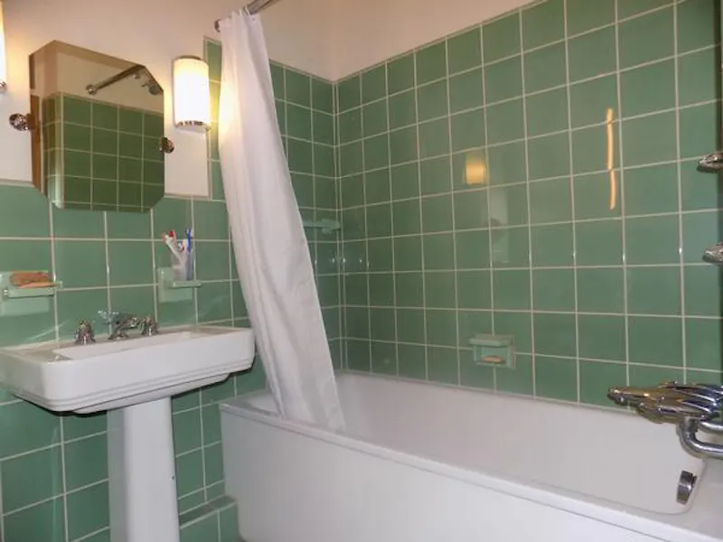 Bathroom at American suburbia in Wales, D2415 (photo 18)
