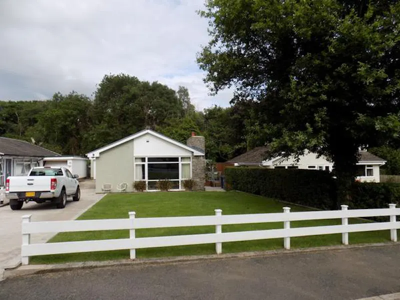Garden at American suburbia in Wales, D2415 (photo 30)